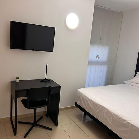 Fira Gran Via 2 - Private Rooms In A Shared Apartment - Habitaciones Privadas En Apartamento Compartido Оспиталет-де-Льобрегат Экстерьер фото