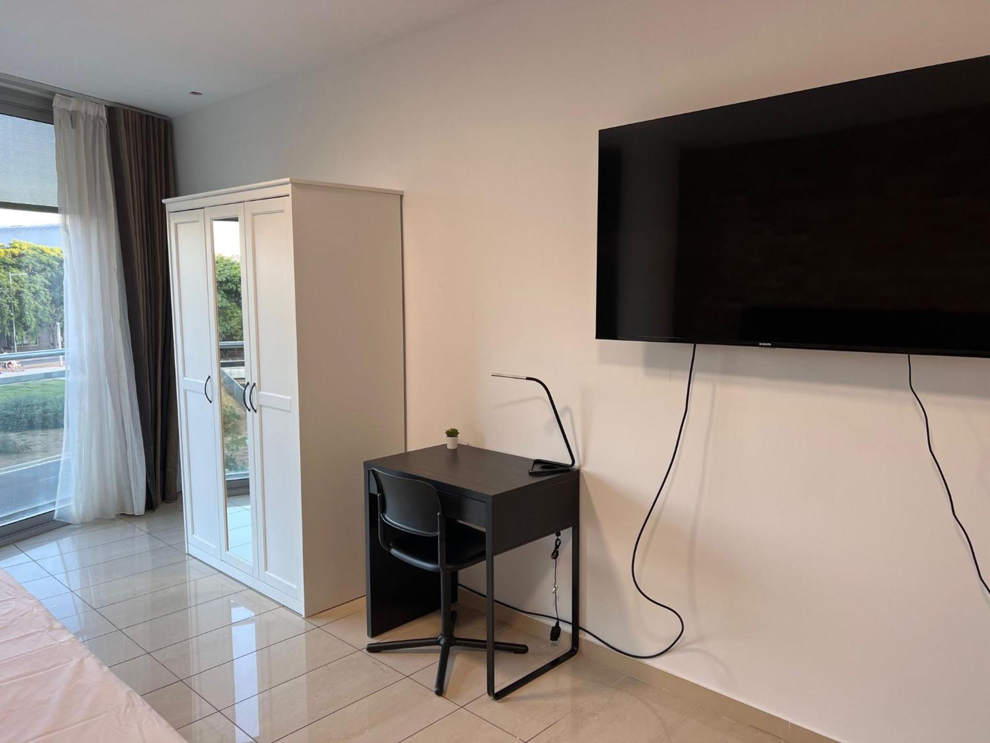 Fira Gran Via 2 - Private Rooms In A Shared Apartment - Habitaciones Privadas En Apartamento Compartido Оспиталет-де-Льобрегат Экстерьер фото