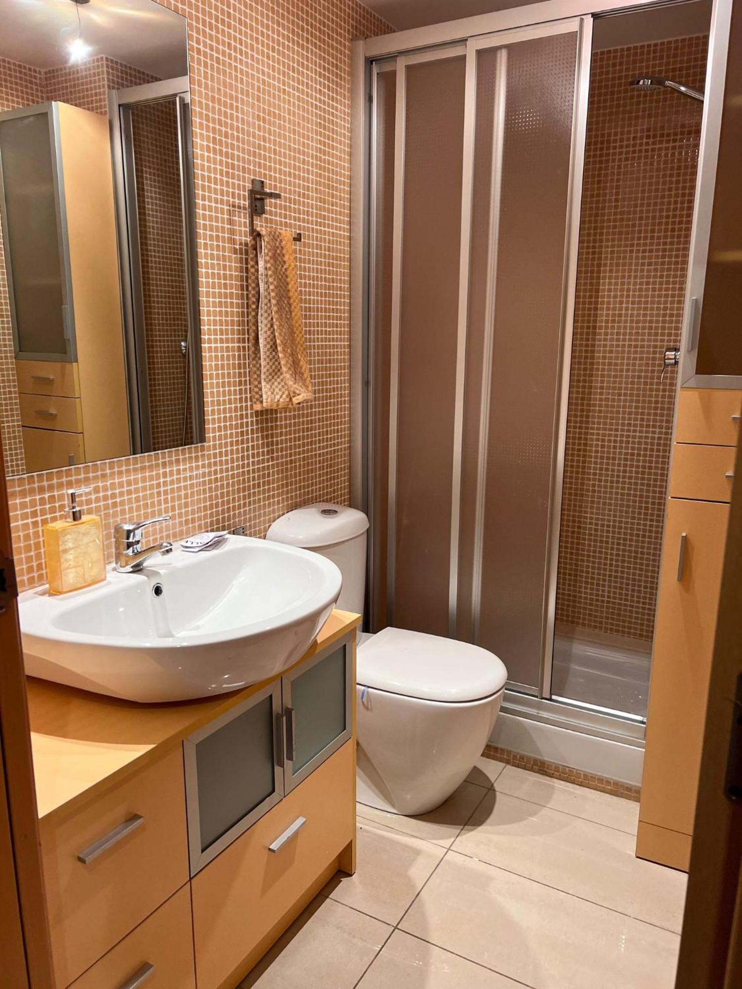 Fira Gran Via 2 - Private Rooms In A Shared Apartment - Habitaciones Privadas En Apartamento Compartido Оспиталет-де-Льобрегат Экстерьер фото
