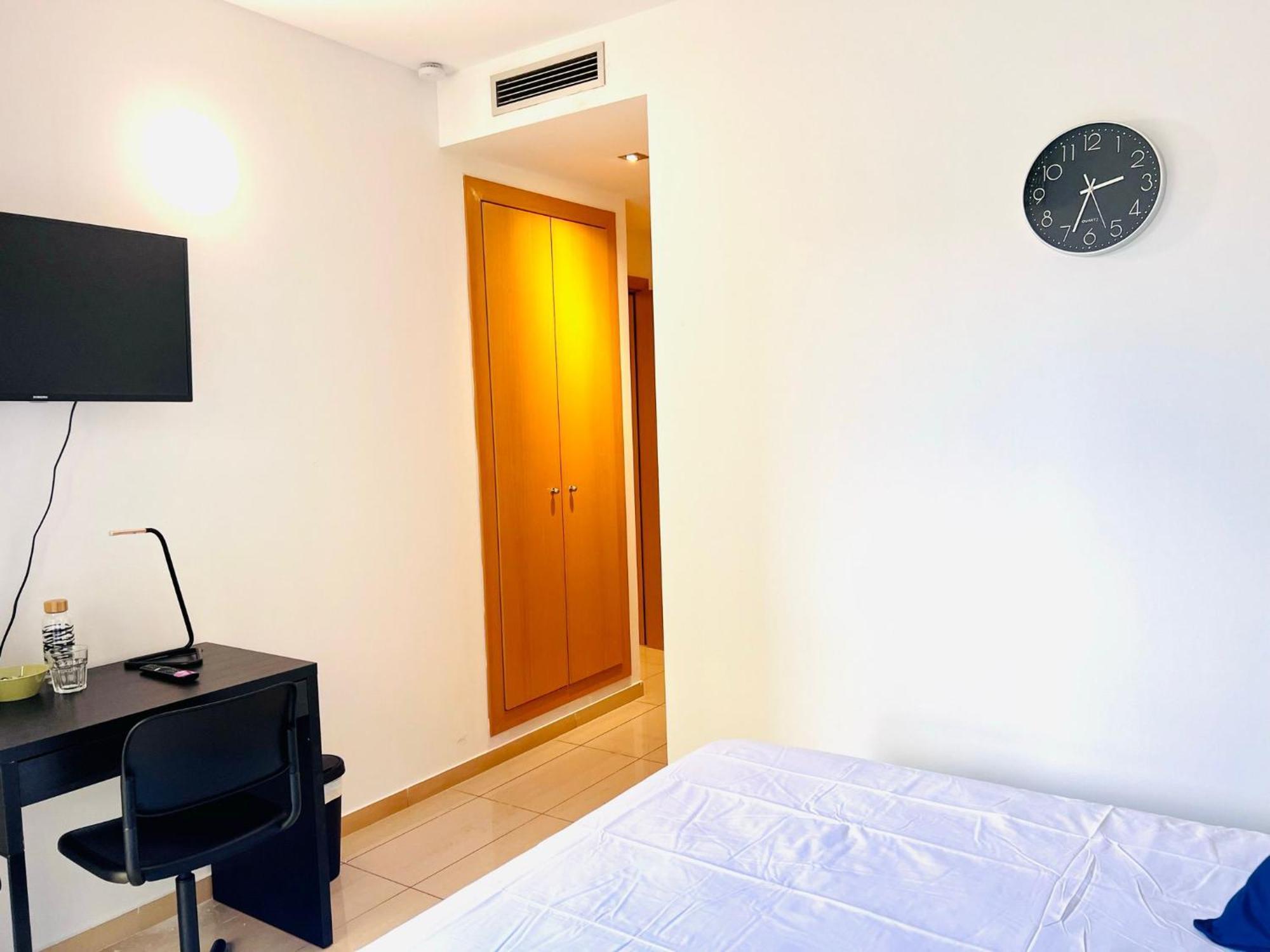 Fira Gran Via 2 - Private Rooms In A Shared Apartment - Habitaciones Privadas En Apartamento Compartido Оспиталет-де-Льобрегат Экстерьер фото