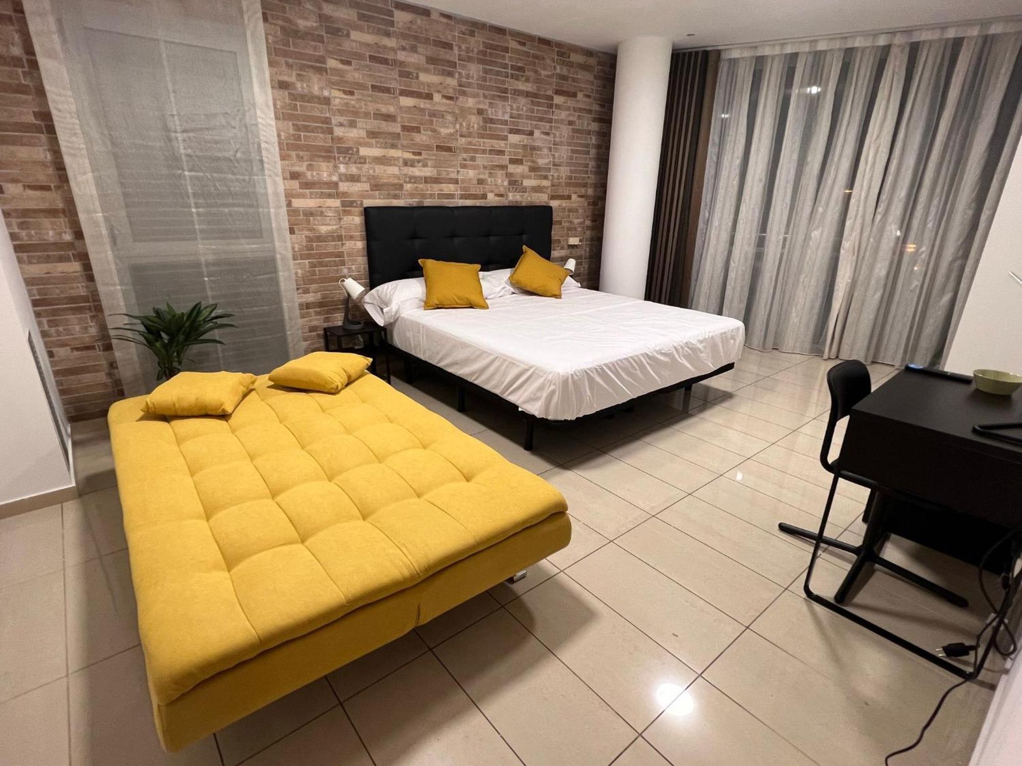 Fira Gran Via 2 - Private Rooms In A Shared Apartment - Habitaciones Privadas En Apartamento Compartido Оспиталет-де-Льобрегат Экстерьер фото